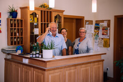 Familie Muik an der Rezeption