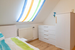 Zimmer mit Einzelbett (Kinderzimmer)