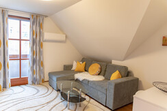 Wohnzimmer mit kleinem Balkon