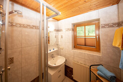 Badezimmer mit Dusche