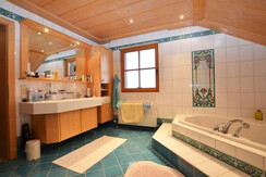 House Tauplitz, bathroom with bathtub