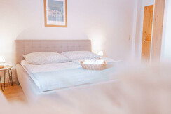 House Toplitzsee, Grundlsee, bed with basket