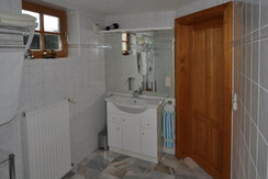 gut belichtetes Badezimmer