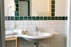 bathroom bedroom for 3 pers.