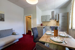 Wohn-/Esszimmer mit Blick Richtung Küche