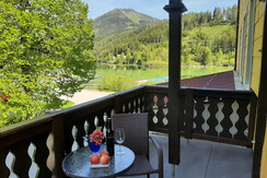 Terrasse mit Blick auf den See