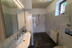 Family Suite Badezimmer 1