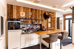 Küche mit Geschirrspüler und Backofen