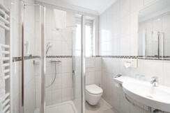 Bad mit Dusche im Dreibettzimmer Hotel Schachenwal