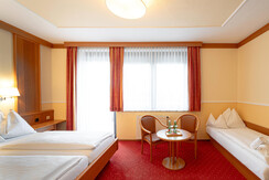 Helles Dreibettzimmer im Hotel Schach