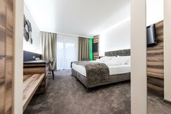 Doppelzimmer Deluxe + Blick ins Zimmer