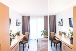 Doppelzimmer Deluxe + Schreibtisch & Fernseher