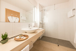 Doppelzimmer Deluxe + Badezimmer