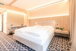 DZ Lipizzaner + helles Holz