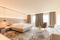 Suite mit Couch und Balkon