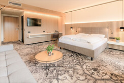 Suite mit Fernseher und Schreibtisch