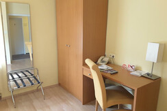 Kofferablage mit Schreibtisch