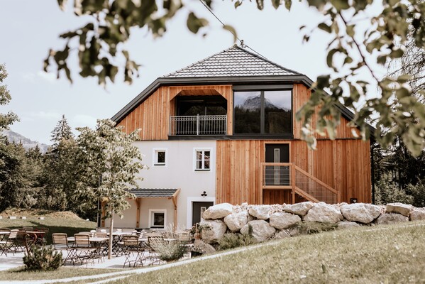 Hotel-Entrance with Garden | © Martina Haller Photography