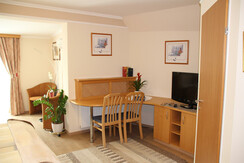 Sitzgelegenheit und Fernseher im Zimmer