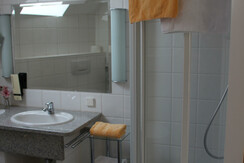 Badezimmer mit Dusche