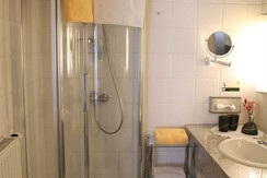 Dusche mit Kabine