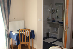 Zimmer mit Badezimmer