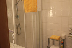 Geräumiges Badezimmer