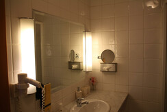 Badezimmer mit Licht neben Spiegel