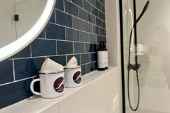 Suite Hotel Annelies Badezimmer Pool