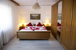 Schlafzimmer mit Doppelbett