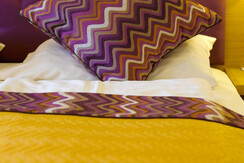 Doppelzimmer_Comfort, bunte Pölster am Bett