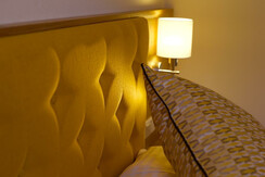 Einbettzimmer mit Bettlampe