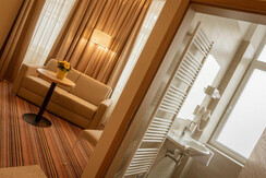 Studio, Blick ins Bad und Couch