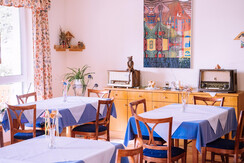 Frühstücksraum mit Aussicht in die Natur