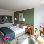 Photo of double room with bath tub, WC | © Tom Lamm