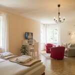 Photo of Family room, shower, toilet | © Theresa Bentz