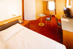 Einzelzimmer mit Fernseher