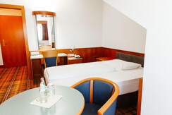 Einzelzimmer mit Tisch