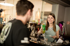 Bar Cocktail servieren