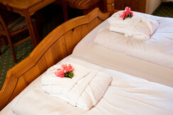 Bademantel im Doppelbett