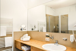 Hotel Seebacherhof, Tauplitz, geräumiges Bad