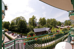 Blick über Ort und Berge