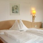 Photo of Double room, bath, toilet, balcony | © Hotel Sonnenuhr