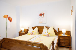 Gemütliches rustikales Doppelbett