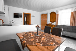 Küche mit gemütlicher Sitzecke und Couch