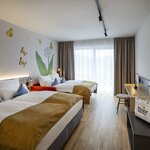 Photo of 4-bed room, shower, toilet, balcony | © JUFA Hotel Bad Radkersburg