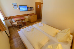 bett-doppelzimmer-jufa-hotel-donnersbachwald-almer