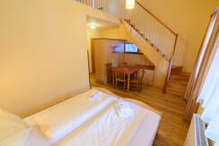 bett-galeriezimmer-jufa-hotel-donnersbachwald-alme