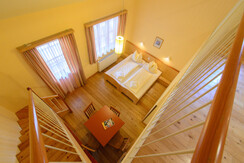 doppelbett-galierzimmer-jufa-hotel-donnersbachwald