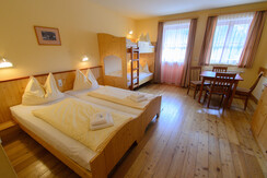 doppelbett-familienzimmer-jufa-hotel-donnersbachwa